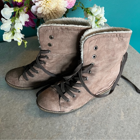 ALDO Wedge Shearling Booties Size 39 - Picture 2 of 7